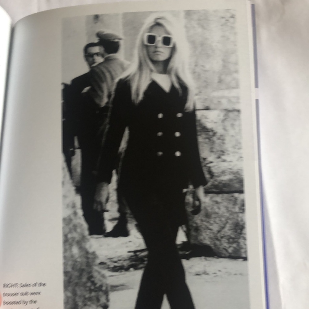 Luxury fashion books - set of 7 Hermes, LV, Valentino, YSL, Chanel, Versace … - Picture 6 of 11